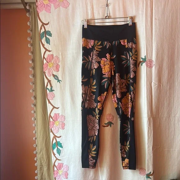 Floral Patterned Leggings and bra set - Picture 5 of 8